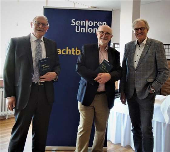 Prof. Dr. Rolf Cremer (rechts) und Dr. Dieter Braun (links) bedanken sich bei Autor Michael Mertes (Mitte) für seine anschauliche Präsentation. Foto: privat