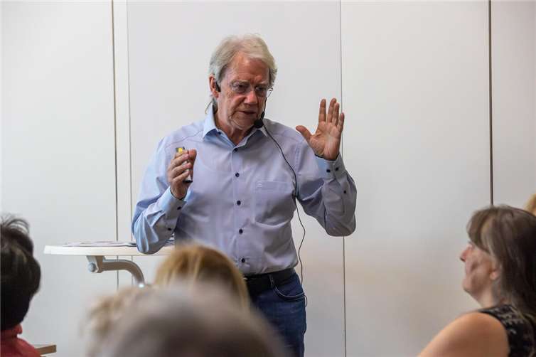 Prof. Dr. Rüdiger Jung bringt den Besuchern des Abends das Leben Albert Schweitzers und dessen Einstellungen zum Leben nahe. Quelle: Stadt Selters