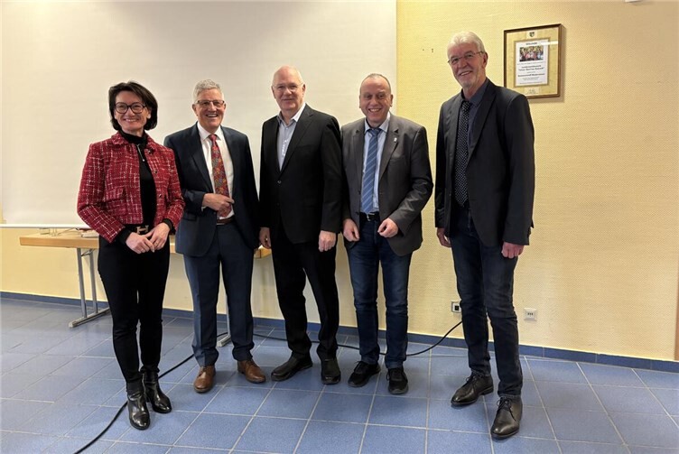Prof. Dr. Sell (Mitte)mit Norbert Wagner und Petra Schneider sowie (li.) Johannes Bell und Rolf Hans. Foto: Anne Wagner