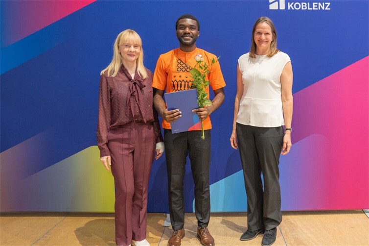 Prof. Dr. Sibylle Treude, Joseph Fogueu Lacdo, Dr. Anna Quaas (v.li.n.re.). Bild: Hochschule Koblenz