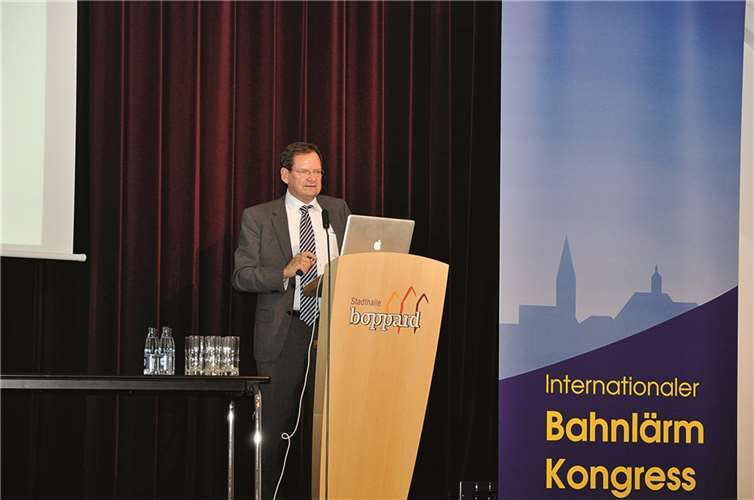 Prof. Dr. Thomas Münzel, Direktor der Medizinischen Klinik für Kardiologie und Angiologie der Universität Mainz, unterstrich in seinem Vortrag noch einmal die krankheitsverursachende Wirkung von Verkehrslärm und bezeichnete den Fluglärm im Rhein-Main-Gebiet ebenso wie den Bahnlärm im Oberen Mittelrheintal als untragbar.