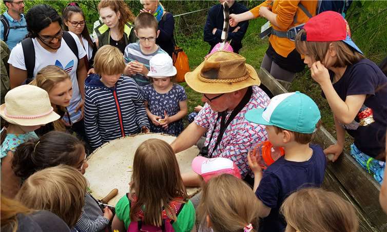 Prof. Dr. Thomas Wagner erklärte den Teilnehmern geduldig die heimische Insektenwelt. Foto: Preilowski