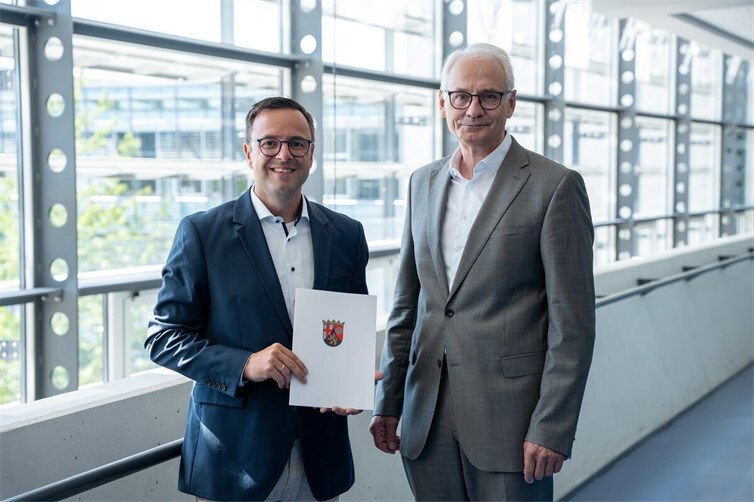Prof. Dr. Timo Kachel, Professor für Allgemeine Betriebswirtschaftslehre mit den Schwerpunkten Controlling und Advanced Business Analytics, Fachbereich Wirtschaftswissenschaften und Prof. Dr. Karl Stoffel, Präsident der Hochschule Koblenz (v.li.n.re.), Bild: Hochschule Koblenz