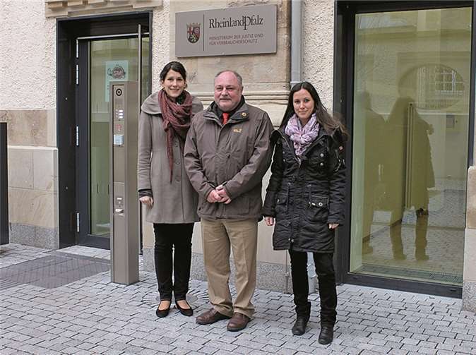 Prof. Dr. Winfried Hetger, wissenschaftlicher Leiter der Weiterbildung und Vorsitzender Richter am Landgericht Koblenz, mit den wissenschaftlichen Mitarbeiterinnen Annika Göbel-Reinhardt (l.) und Angela Deffner (r.). Privat