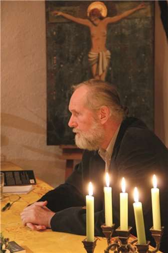 Prof. Dr. Wolfgang Klosterhalfen bei seiner Bibelstunde im Atelier Röner in Rheinbach.