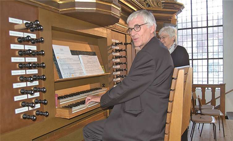 Prof. Ernst Erich Stender an der Bad Breisiger Barockorgel. Seine Assistentin an den Registern war seine Gattin Hildegard Stender.FA