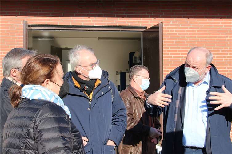 Prof. Heinrich Schäfer (Bereichsleiter Abwasser) erläutert der Ministerin die Flutschäden vom Juli 2021 auf der Kläranlage Rheinbach“. Quelle: Erftverband