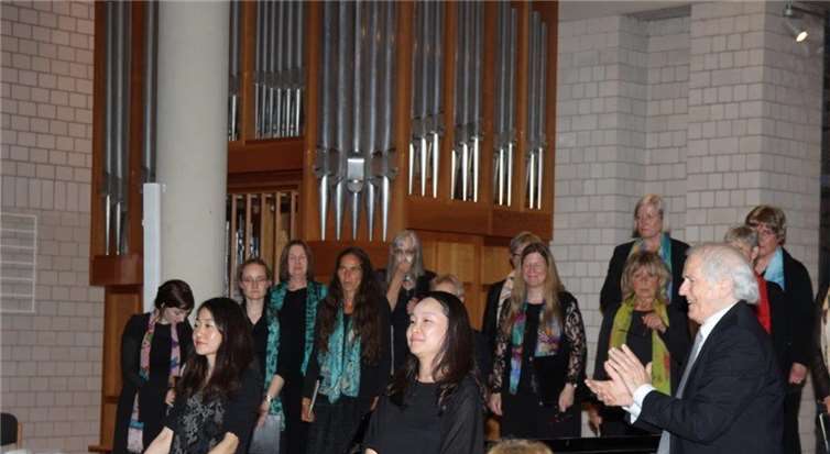 Prof. Heribert Beissel dankt den Pianistinnen Yoshiko Hashimoto und Ah-Young Kim.