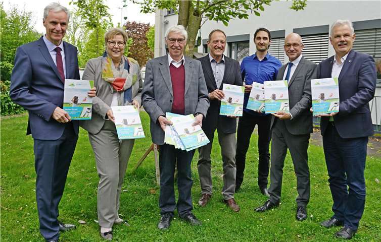 Prof. Hermann Schlagheck (3.v.l.), Leiter der Rhein-Voreifel Projektgruppe „Energie und Klima“, bei der Präsentation der neuaufgelegten Broschüre.Foto: privat