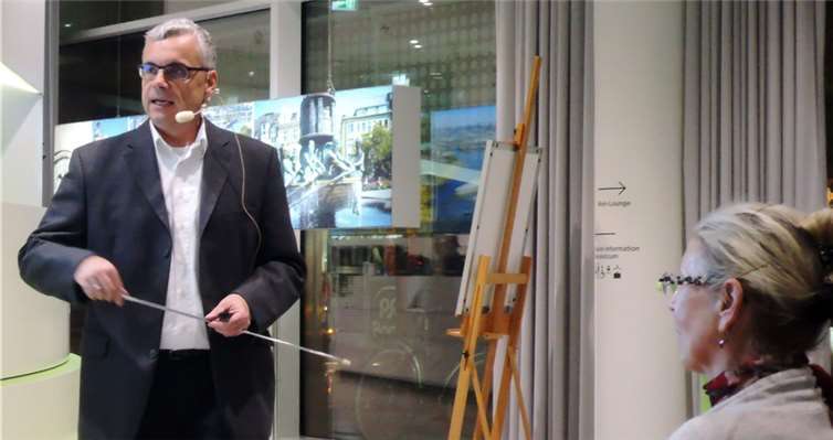 Prof. Imhof referierte über seinen Forschungsschwerpunkt „Polymere“.