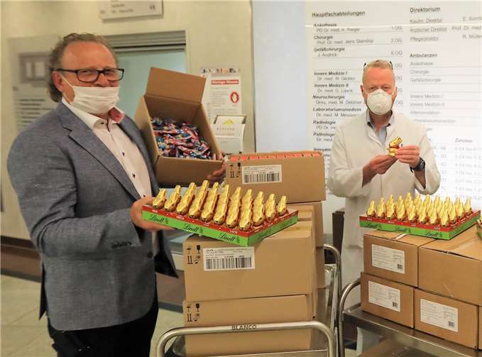 Prof. Jens Standop, ärztlicher Direktor des DRK Krankenhauses Neuwied und dessen Assistenzärztin Rebecca Eul freuen sich über die süße Überraschung, die Hack-Vertriebsleiter Udo Lachmann überbrachte. Foto: privat