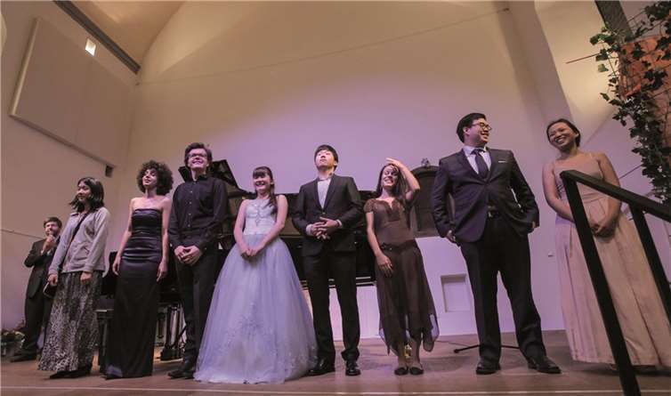 Prof. John Perry präsentierte sieben talentierte Jungpianisten in seiner Meisterklasse und bedankte sich bei Gastgeber BM Lambertz für die Bereitstellung des Kulturzentrums Kapuzinerkloster.-TE-