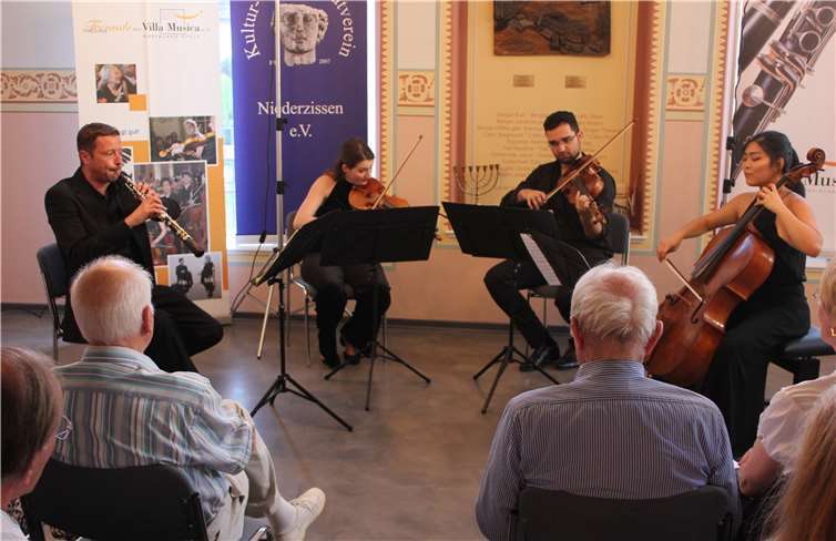 Prof. Kai Frömbgen, Oboe, und die Stipendiaten der Stiftung Villa Musica Larissa Cidlinksky, Violine, Yasin Guendisch, Viola, und Sarah Kim, Violoncello, begeisterten mit dem Konzert „Oboe virtuos“ in der ehemaligen Synagoge Niederzissen.Foto: privat