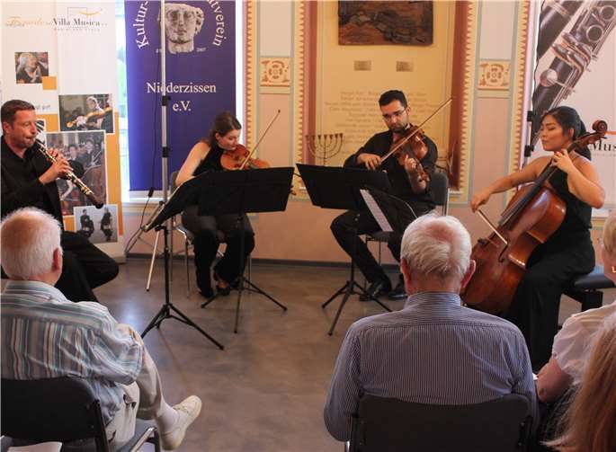 Prof. Kai Frömbgen (Oboe) und die Stipendiaten der Stiftung Villa Musica, Larissa Cidlinksky (Violine), Yasin Guendisch (Viola) und Sarah Kim (Violoncello), begeisterten mit dem Konzert „Oboe virtuos“ in der ehemaligen Synagoge Niederzissen.Foto: Kultur- und Heimatverein Niederzissen