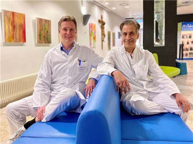 Prof. Klaus Prenzel (links), Chefarzt der Allgemein- und Viszeralchirurgie und Kambiz Fadaei (rechts), Chefarzt der Gefäßchirurgie am Krankenhaus Maria Hilf, freuen sich zusammen mit Stefanie Senden und Ahmed Ismail, den Fachärzten für Orthopädie und Unfallchirurgie, Patientinnen und Patienten im MVZ zu behandeln. Foto: Marienhaus Klinikum im Kreis Ahrweiler