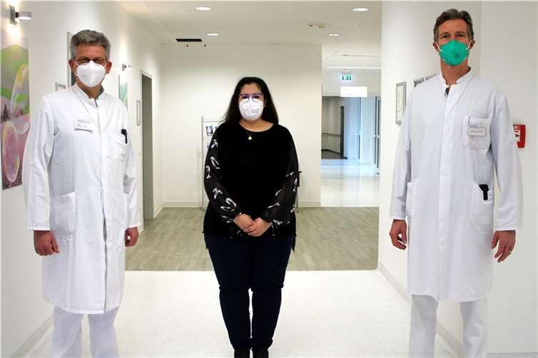 Prof. Klaus Prenzel (rechts), Chefarzt Allgemein- und Viszeralchirurgie, und Prof. Joerg Heller, Chefarzt Innere Medizin/Gastroenterologie, mit Darmkrebs-Patientin Jasmina Diaz Rodriguez.  Foto: Krankenhaus Maria Hilf