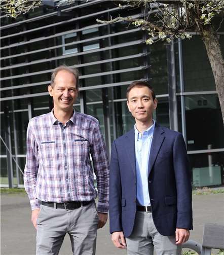 Prof. Markus Neuhäuser (links) und Prof. Hidetoshi Murakami.  Foto: HS Koblenz, Susanne Dröppelmann