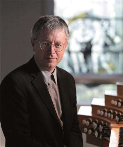 Prof. Wolfgang Seifen spielt in der Basilika St. Kastor.privat