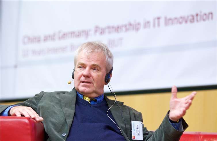 Prof. Zorn berichtet im Interview darüber, wie es überhaupt zur ersten deutschen E-Mail kam und wie sich diese von heutigen E-Mails unterscheidet. Foto: HPI/K