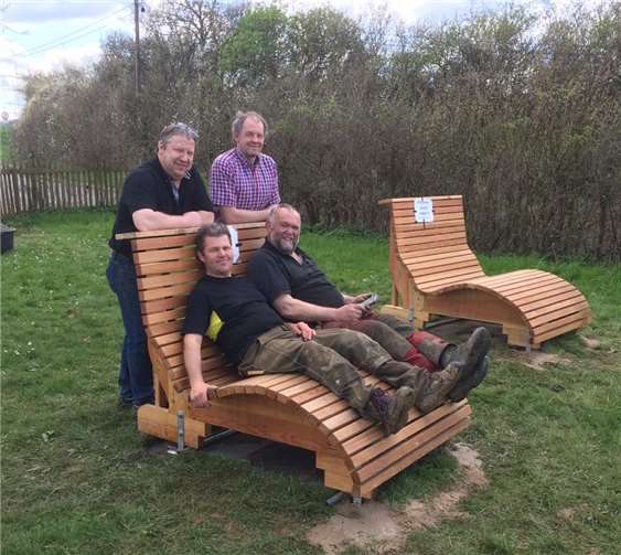 Professionell stellten vier Löhndorfer Fachleute die neuen Liegebänke auf - Probeliegen inbegriffen. privat