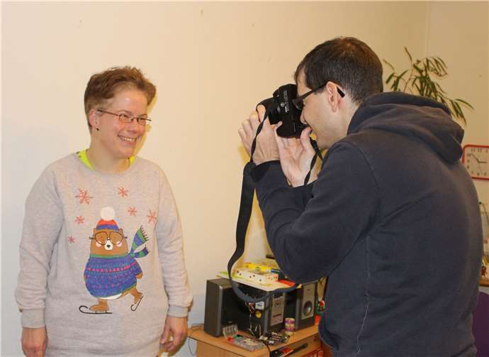 Professionelle Arbeit mit viele Freude hinter den Kulissen. In der Zeitung werden bei den Artikeln auch die Portraitfotos der Redakteure abgebildet.