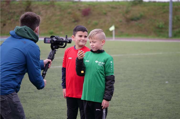 Professionelles Agieren vor der Kamera stellte für die Schülerinnen und Schüler kein Problem dar.