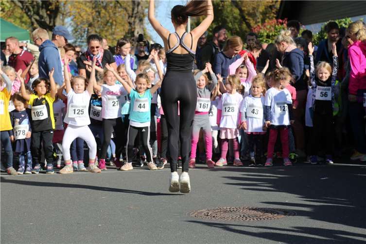 Professionelles Aufwärmtraining vor dem Start gab es bereits für die Bambinis.