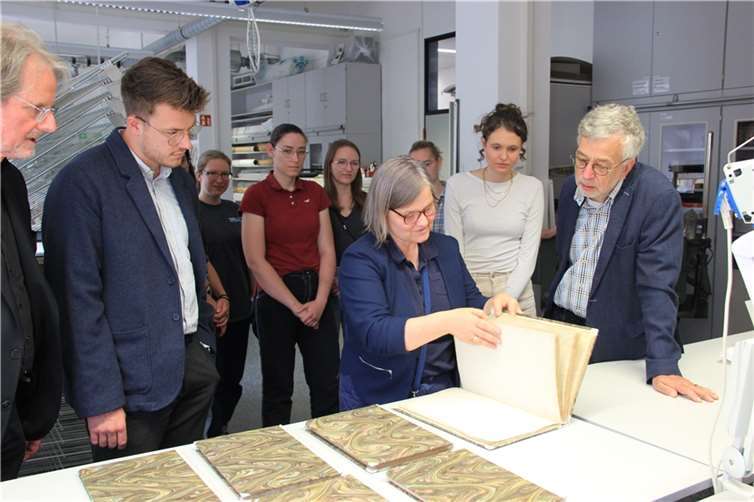 Professor Andrea Pataki-Hundt und ihre Studentinnen übergaben die restaurierten Rechnungs- und Protokollbücher an (von links) Werner Kathe, Niklas Sebastian und Jürgen Knieps.  Foto: GS