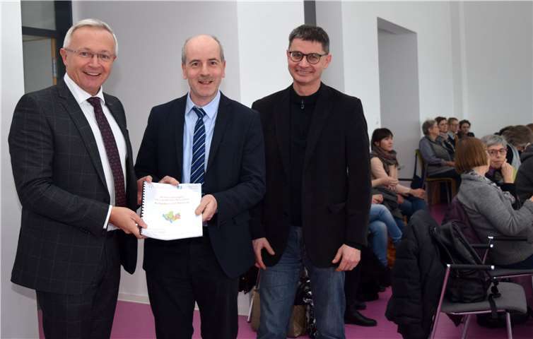 Professor Armin Schneider vom IBEB präsentiert dem Kreis Neuwied die von ihm durchgeführte Studie zur Leitungsfreistellung in Kindertagesstätten und überreicht sie Landrat Achim Hallerbach (links) und dem Kreisjugendamtsleiter Jürgen Ulrich (rechts).Kreisverwaltung Neuwied