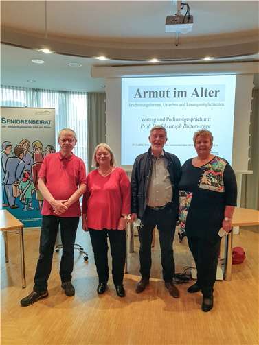 Professor Dr. Christoph Butterwegge, Renate Pepper, Wolfgang Walter, Waltraud Schmaus (v.l.).  Foto: Klaus Krumscheid