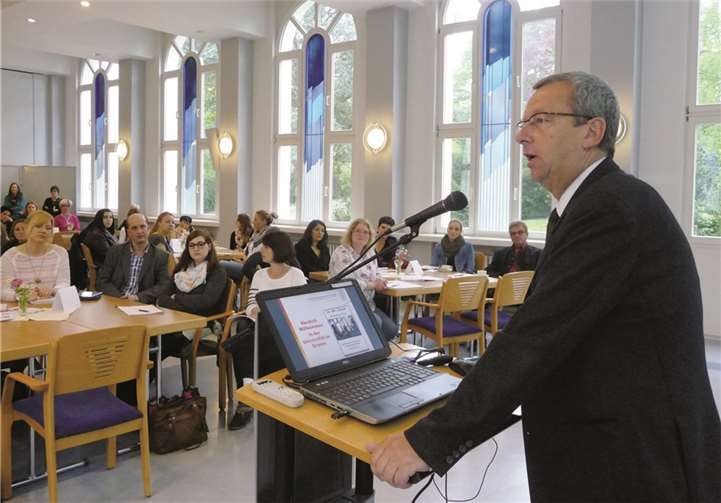 Professor Dr. Frank Weidner, Dekan der Pflegewissenschaftlichen Fakultät der PTHV, begrüßte die zahlreich erschienenen Interessenten.privat