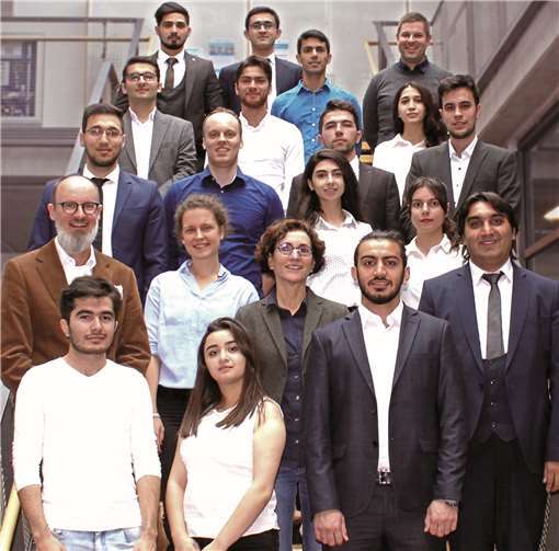 Professor Dr. Fuzuli Aliyev (untere Reihe rechts) und Studenten der aserbaidschanischen Partnerhochschule zu Gast am RheinAhrCampus in Remagen. RheinAhrCampus