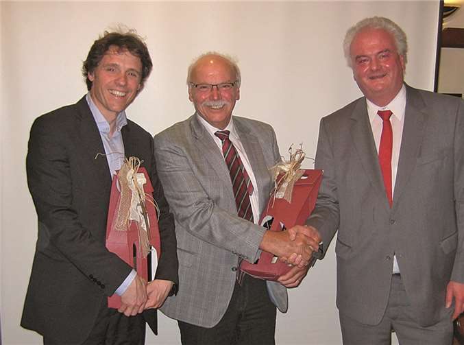 Professor Dr. Gereon Nelles (links) und Rechtsanwalt und Steuerberater Gregor Klein (rechts) freuen sich über einen guten Tropfen von der Ahr als Dankeschön überreicht durch den Vorsitzenden der kreisstädtischen CDU-Senioren, Manfred Kolling. privat