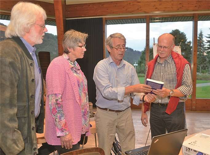 Professor Dr. Heiner Monheim referierte im Foyer über die „Verkehrswende zum Ausstieg aus der fossilen Mobilität“ (v.l.) Klaus Karpstein, Anna Jessenberger, Heiner Monheim, Rainer Doemen. -AB-