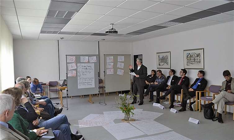 Professor Dr. Hermann Brandenburg wertete zusammen mit den Teilnehmern die Ergebnisse aus. Privat