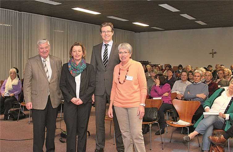 Professor Dr. Klaus Prenzel (zweiter von rechts), der Chefarzt der Abteilung für Allgemein-, Viszeral- und Unfallchirurgie am Krankenhaus Maria Hilf, und Nuklearmedizinerin Dr. Sonja Regel (zweite von links) freuten sich auf Einladung des Fördervereins, vertreten durch den Vorsitzenden Dr. Gerhard Kreuter (links) und Schriftführerin Annita Zimmern (rechts), den vielen Besuchern Rede und Antwort rund um die Schilddrüse stehen zu können. Hildegard Deißler