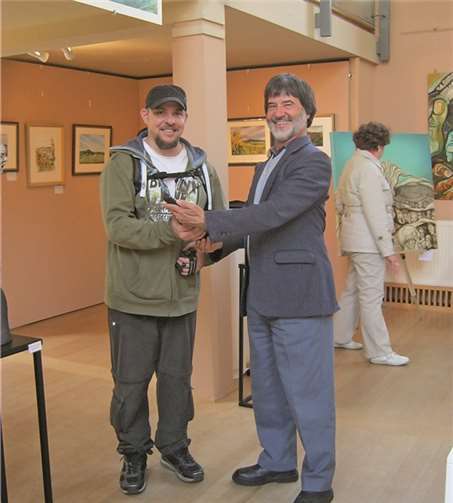 Professor Dr. Michael Grade (rechts) überreicht dem 1000. Besucher der Ausstellung „Leben“ Sergei Daniel Feldshtein aus Tel Aviv, Israel als Präsent eine Flasche Ahrrotwein. Privat