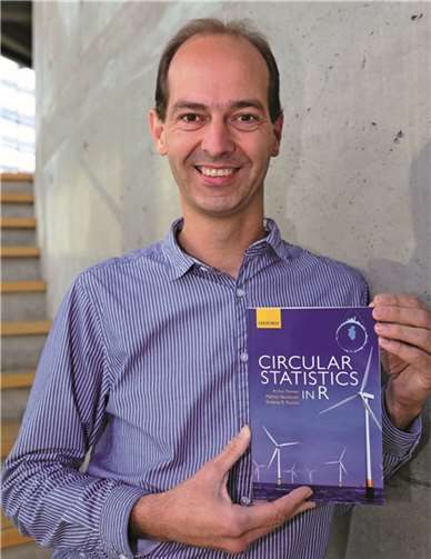 Professor Dr. Neuhäuser mit seinem neuen Buch.Privat