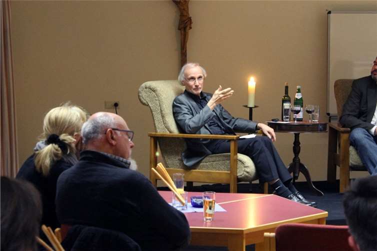 Professor Dr. Peter Ramers und der Künstler und Theologe Stefan Knor sprachen informativ-unterhaltsam über das Sehen in der christlichen Tradition.  PTH St. Augustin