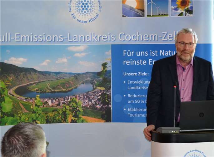 Professor Dr. Ralf Simon von der TSB Bingen sprach vor 80 Gästen über die beiden Projekte im Landkreis.privat