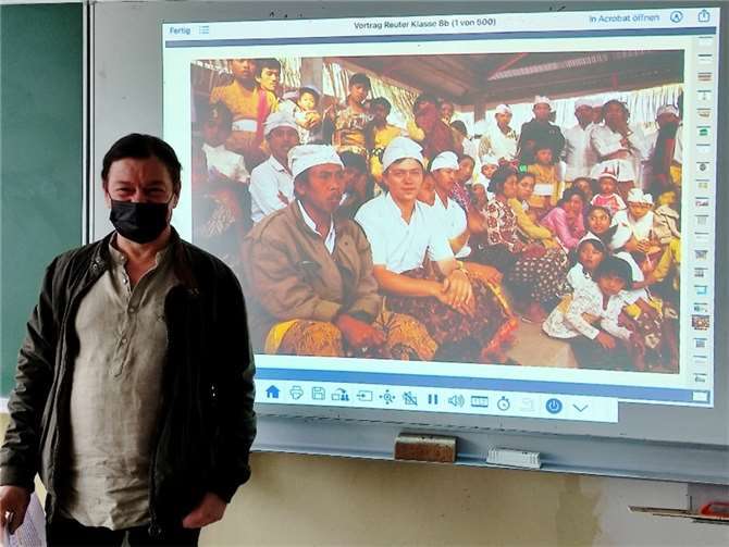 Professor Dr. Reuter ermöglichte den Schülerinnen und Schülern einen erweiterten Blick auf Asien über die deutsche bzw. europäische Perspektive hinaus.Foto: privat