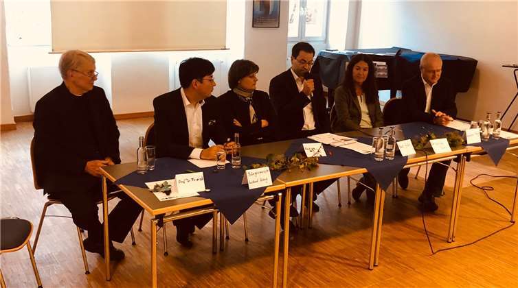 Professor Dr. Robert Frietsch, Bürgermeister Michael Mang, Andrea Jansen vom Johannesbund, Ralf Grün, Dr. Ulrike Petry von der AWO und Leiter des Jobcenters Manfred Plag waren im Gespräch um Neuwieds Erscheinungsbild zu verbessern. Privat