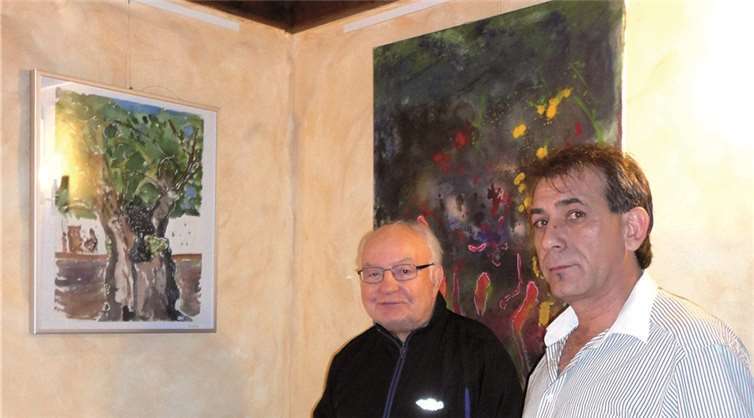 Professor Georg Heike (links) erklärt Herrn Savan-Vada eines seiner Bilder.privat