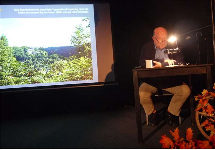 Professor Grewe bei schwacher Beleluchtung an seinem Vorlesepult. privat
