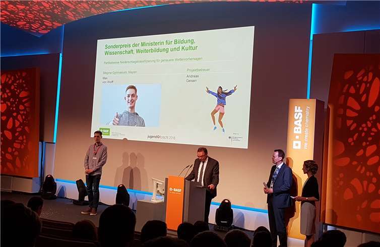 Professor Klaus Blaum vom renommierten Max-Planck-Institutes für Kernphysik inHeidelberg hielt die Laudation auf Preisträger Max von Wolff. Beeindruckt von der Leistung des Jungforschers bat er Max ein 14-tägiges Praktikum an seinem Institut an.