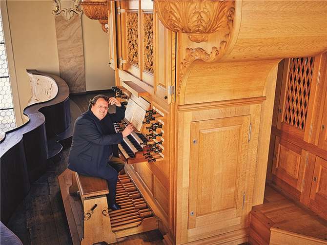 Professor Martin Schmeding bietet an der historischen Stumm-Orgel ein abwechslungsreiches Programm vom Barock, über die Klassik bis hin zur Frühromantik.privat