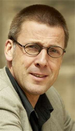 Professor Paech möchte Lösungsvorschläge anbieten.