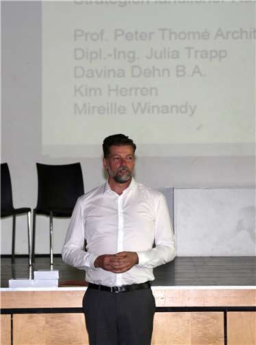 Professor Peter Thomé erläutert das auf seine Initative von Studierenden der Hochschule Koblenz durchgeführte Projekt.