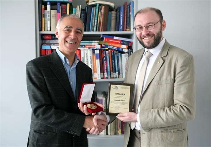 Professor Roustiam Chakirov (links) erhält die Urkunde zur Ehrendoktorwürde von seinem ukrainischen Kollegen Oleksandr Velihorskyi. Sven Flessing/H-BRS