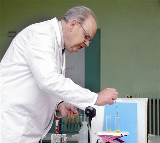 Professor Schwedt experimentiert vor Ort. privat